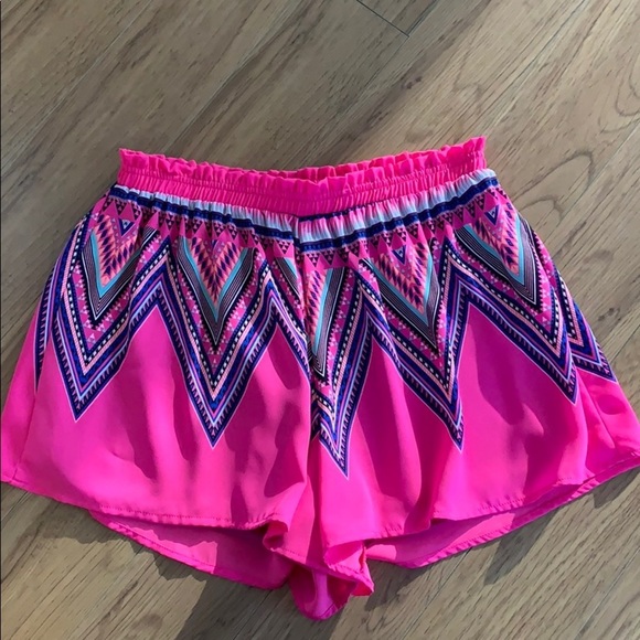 💕HP💕Lush hot pink geometric print shorts - Picture 3 of 9